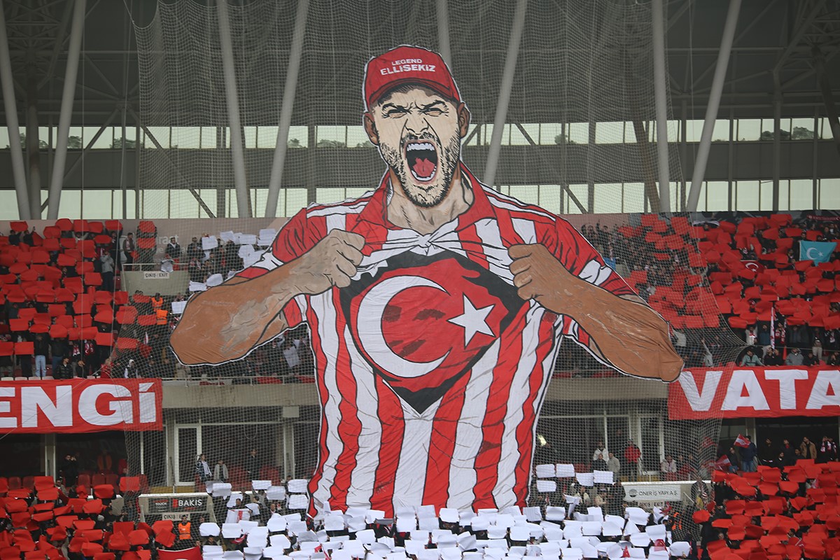 Sivasspor taraftarlarından Türk bayrağı koreografisi
