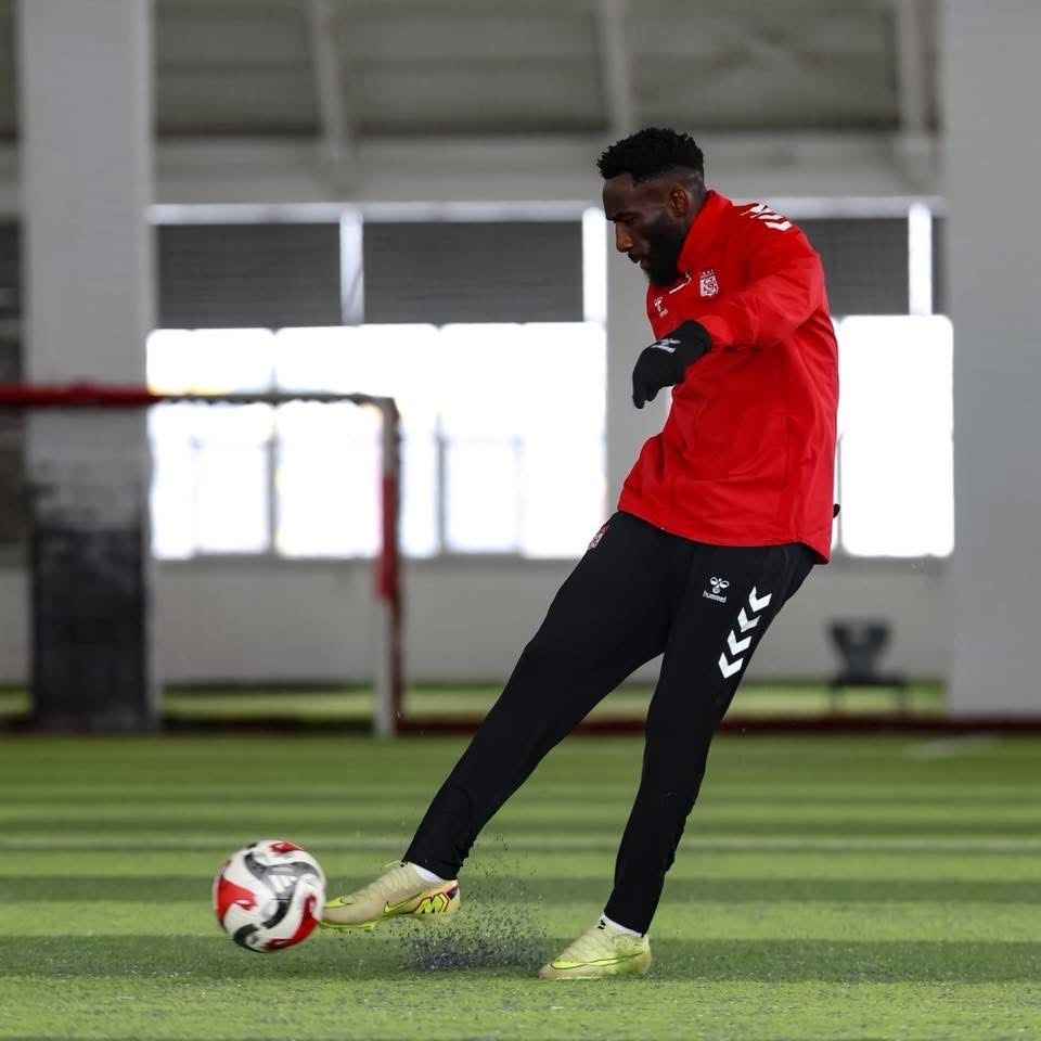 Sivasspor, yoğun kar sebebiyle kapalı sahada çalıştı
