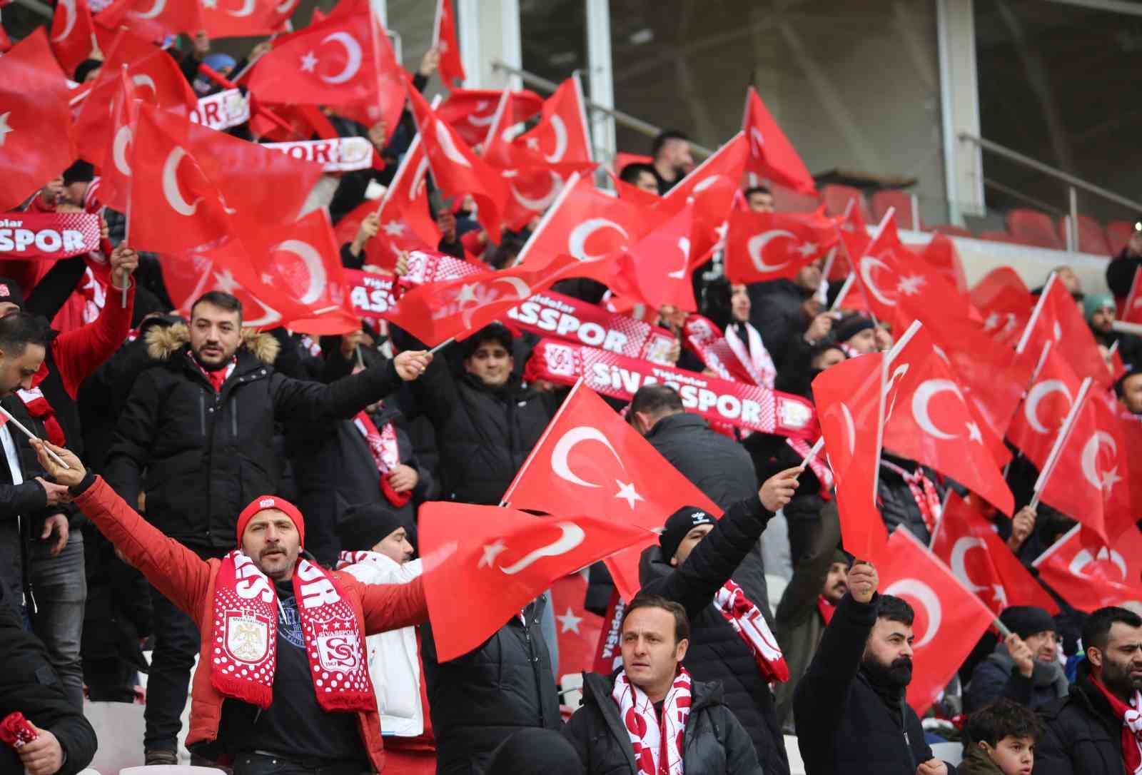 Sivassporlu taraftarlar, Amed Sportif Faaliyetler maçına ilgi gösterdi
