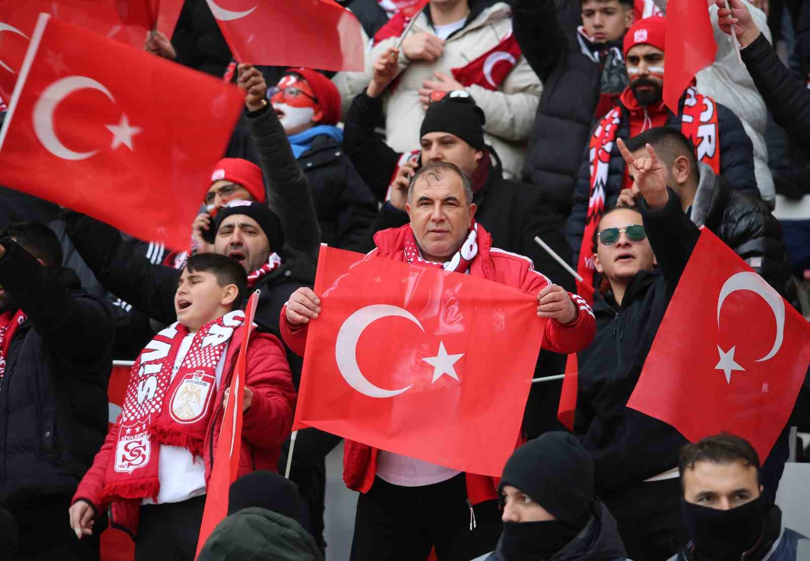 Sivassporlu taraftarlar, Amed Sportif Faaliyetler maçına ilgi gösterdi
