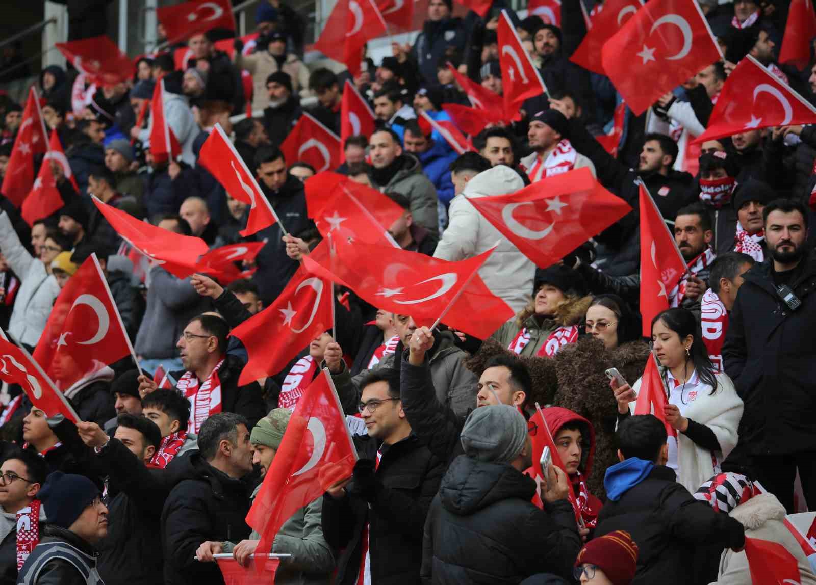 Sivassporlu taraftarlar, Amed Sportif Faaliyetler maçına ilgi gösterdi
