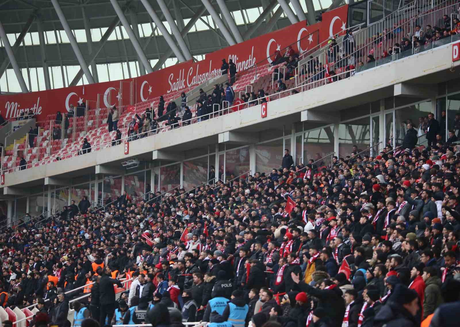 Sivassporlu taraftarlar, Amed Sportif Faaliyetler maçına ilgi gösterdi
