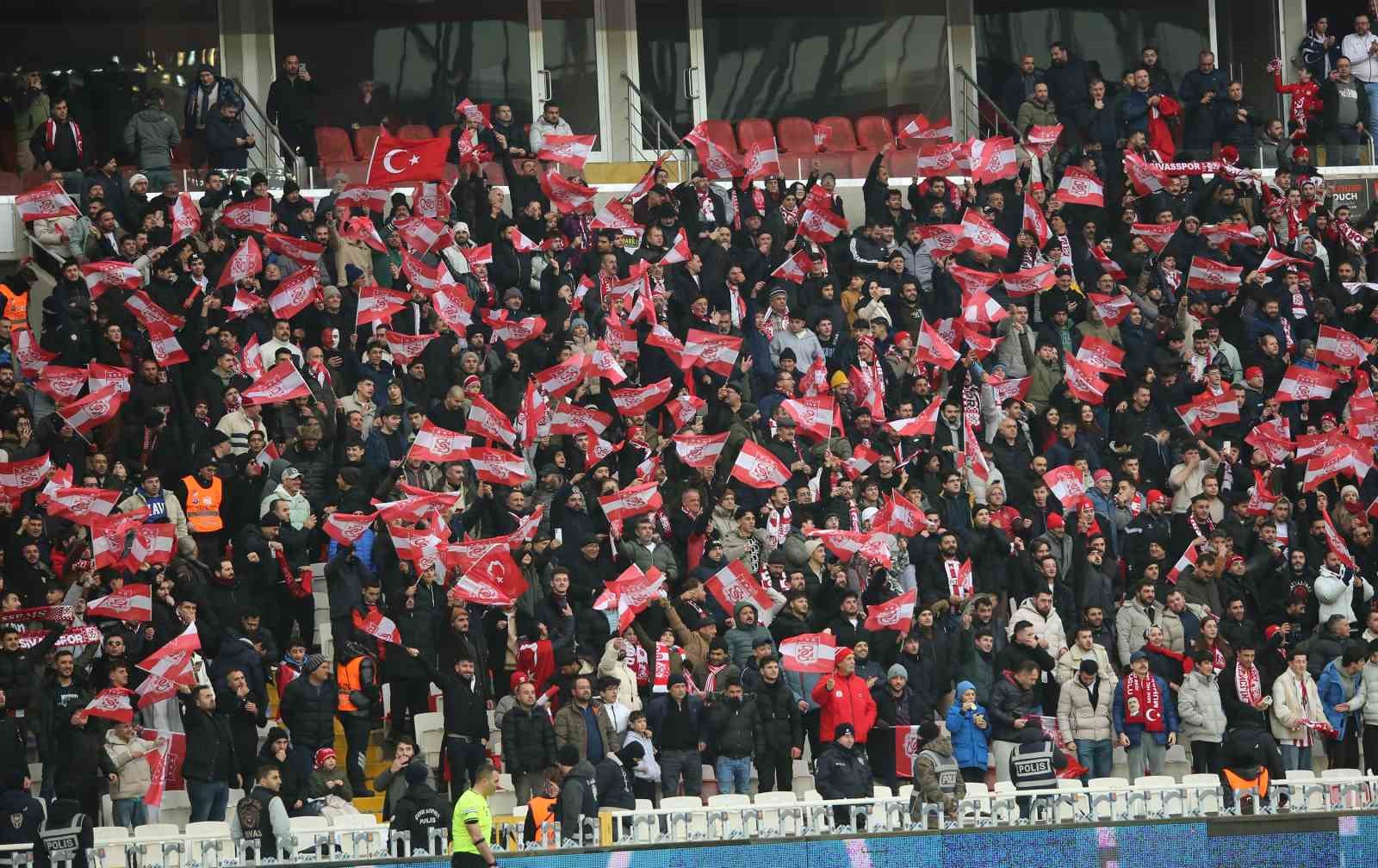 Sivassporlu taraftarlar, Amed Sportif Faaliyetler maçına ilgi gösterdi
