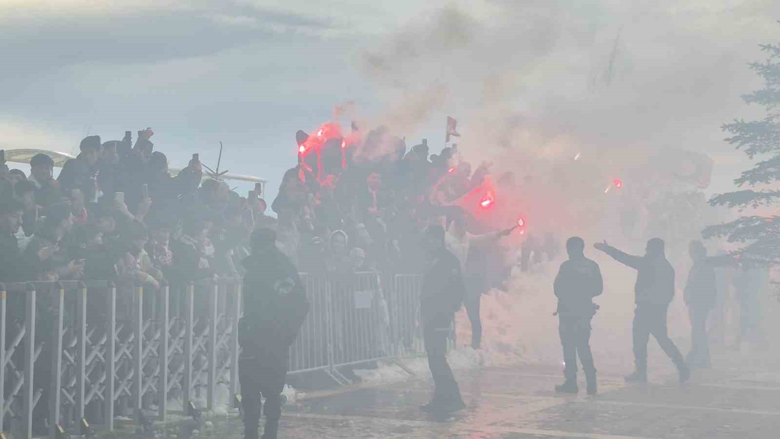 Sivasspor’un prensipte anlaştığı Rey Manaj’a coşkulu karşılama
