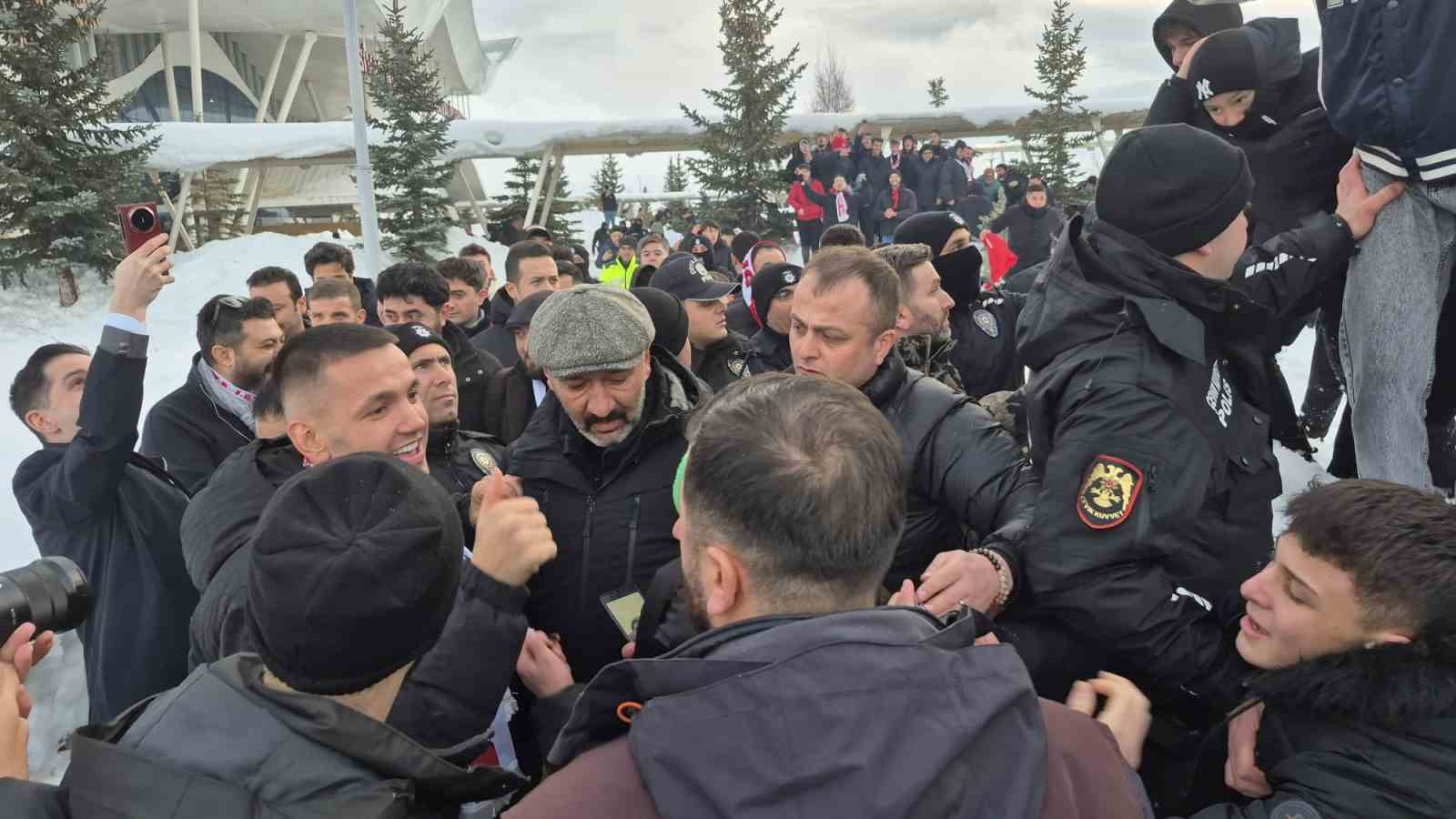 Sivasspor’un prensipte anlaştığı Rey Manaj’a coşkulu karşılama
