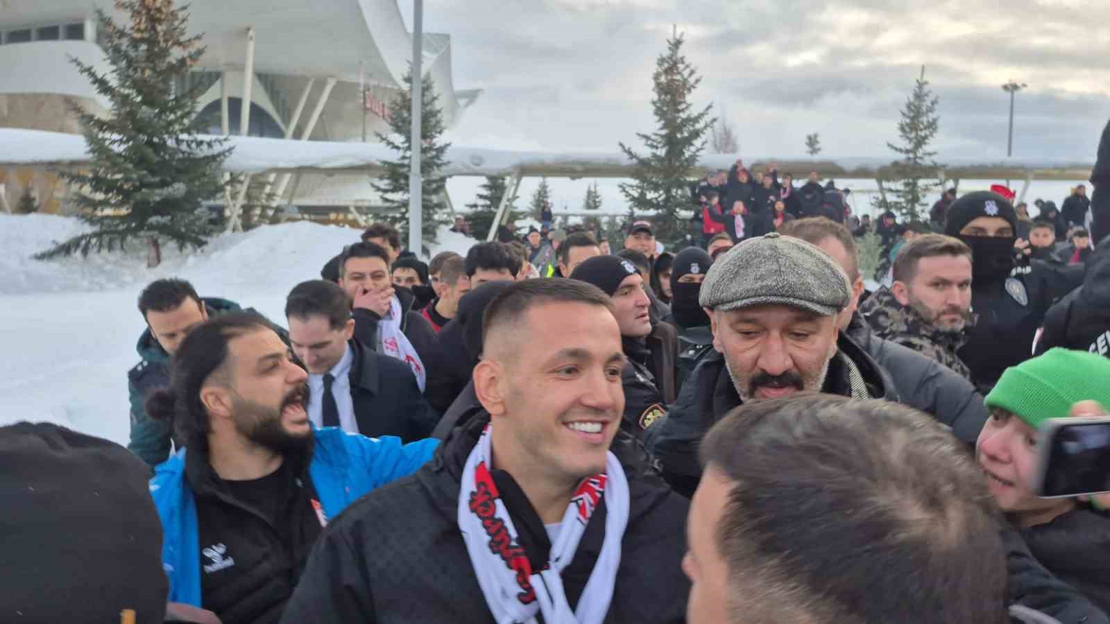 Sivasspor’un prensipte anlaştığı Rey Manaj’a coşkulu karşılama
