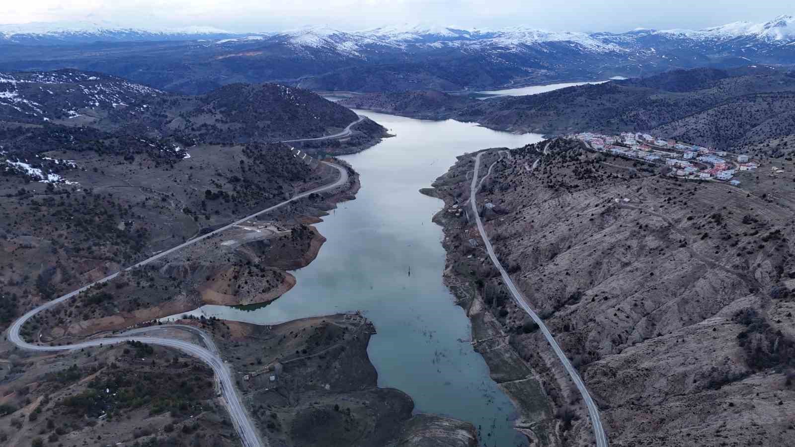 Sivas’ta 14 yıl sonra su yüzeyine çıkan köy yeniden sulara gömüldü
