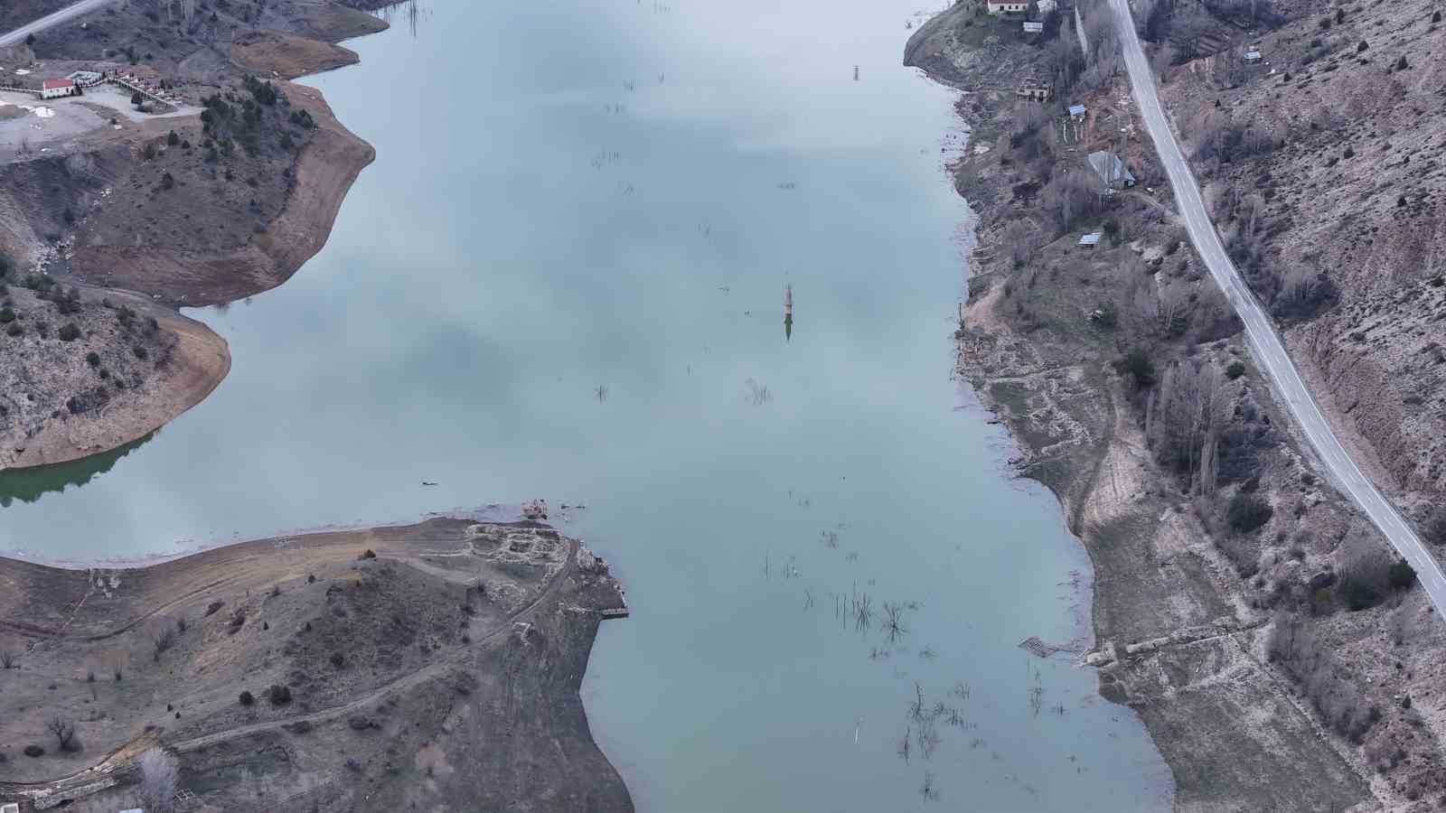 Sivas’ta 14 yıl sonra su yüzeyine çıkan köy yeniden sulara gömüldü
