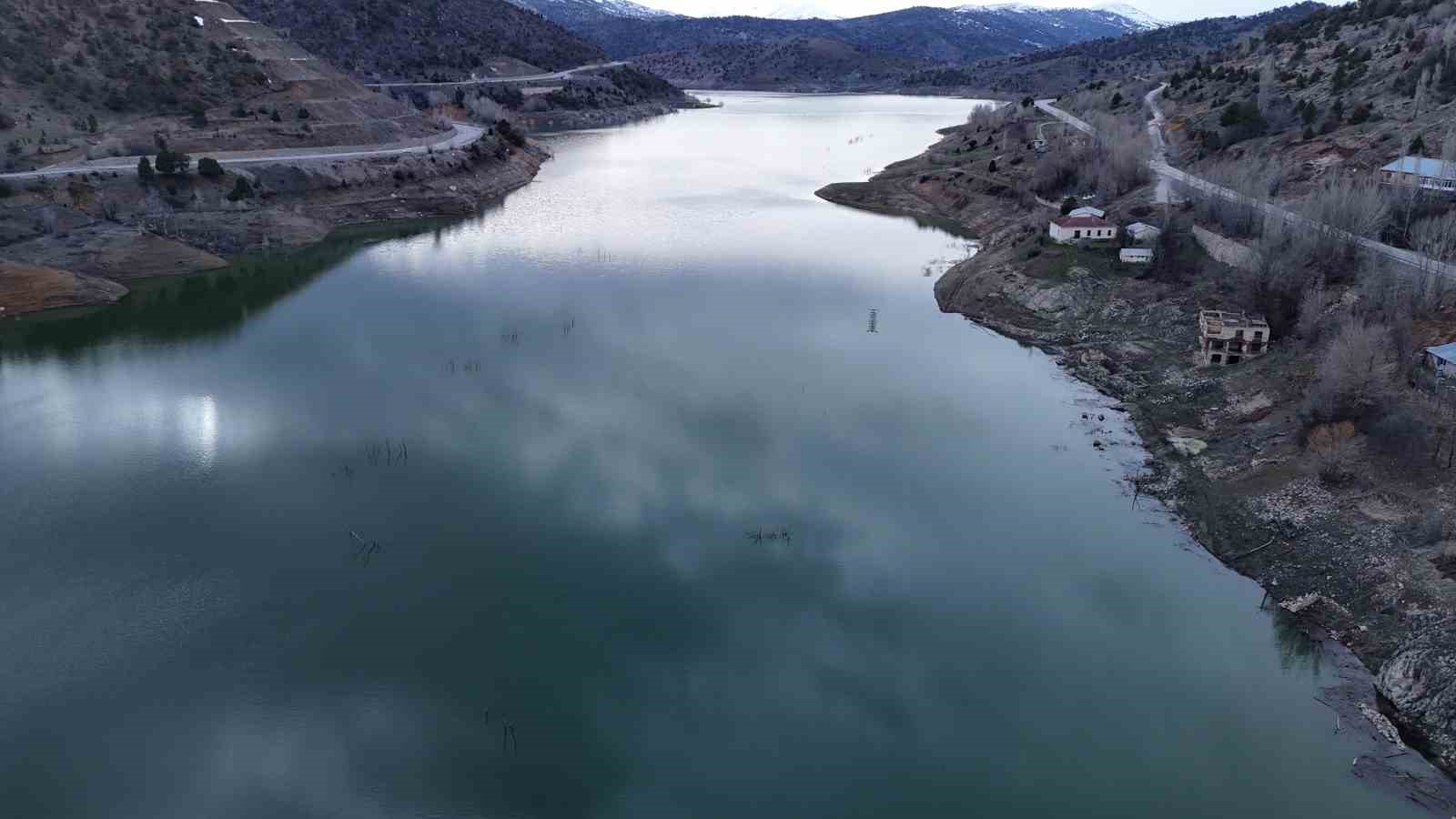 Sivas’ta 14 yıl sonra su yüzeyine çıkan köy yeniden sulara gömüldü
