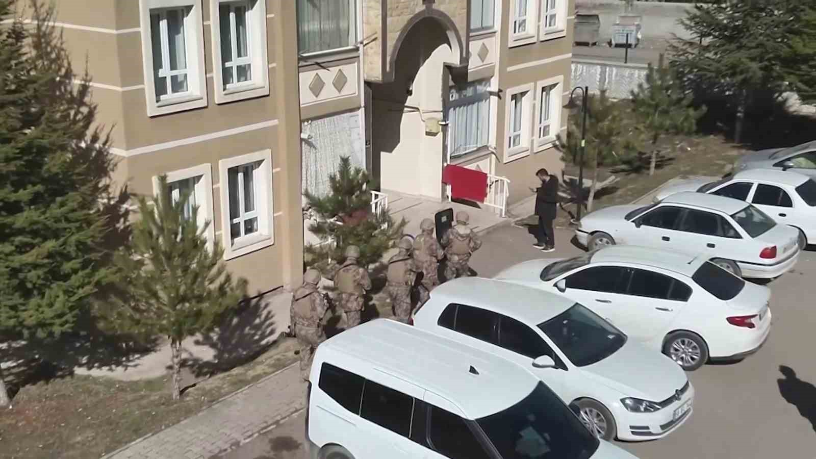 Sivas’ta 2 firari hükümlü yakalanarak cezaevine gönderildi
