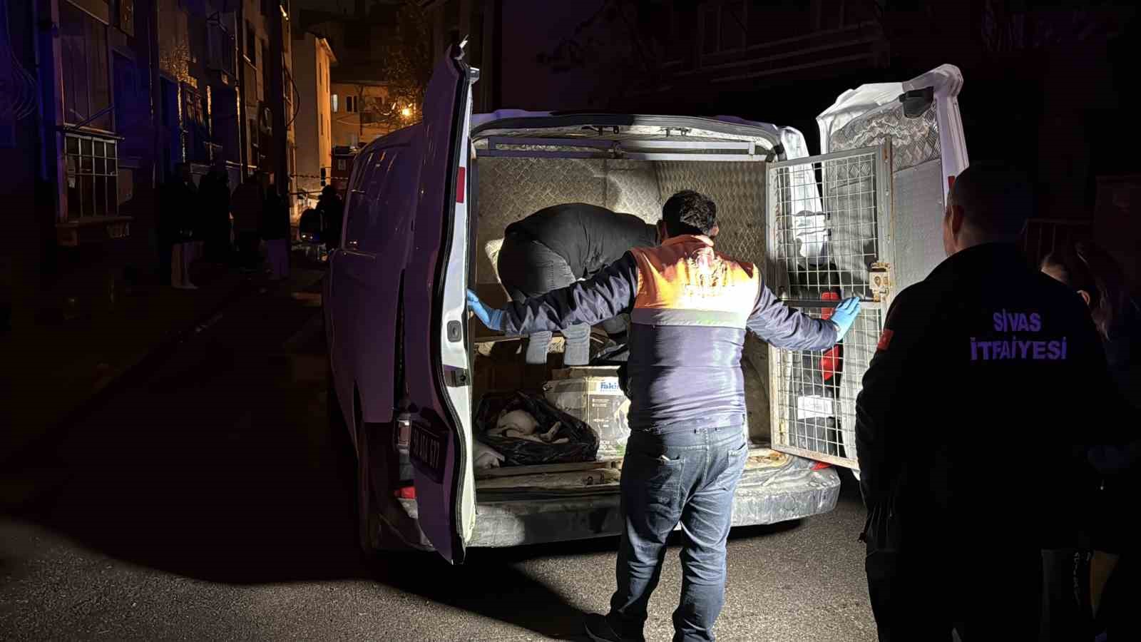 Sivas’ta 2 katlı evde çıkan yangında 26 kedi telef oldu
