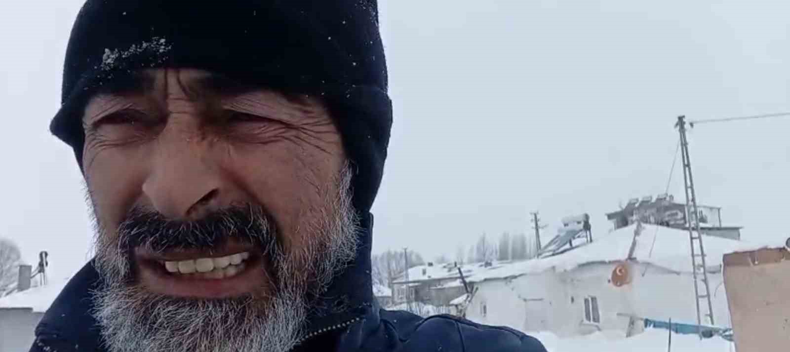 Sivas’ta 3 metre kar yağdı, hayvanlarının bulunduğu ahırın kapısını bulamadı
