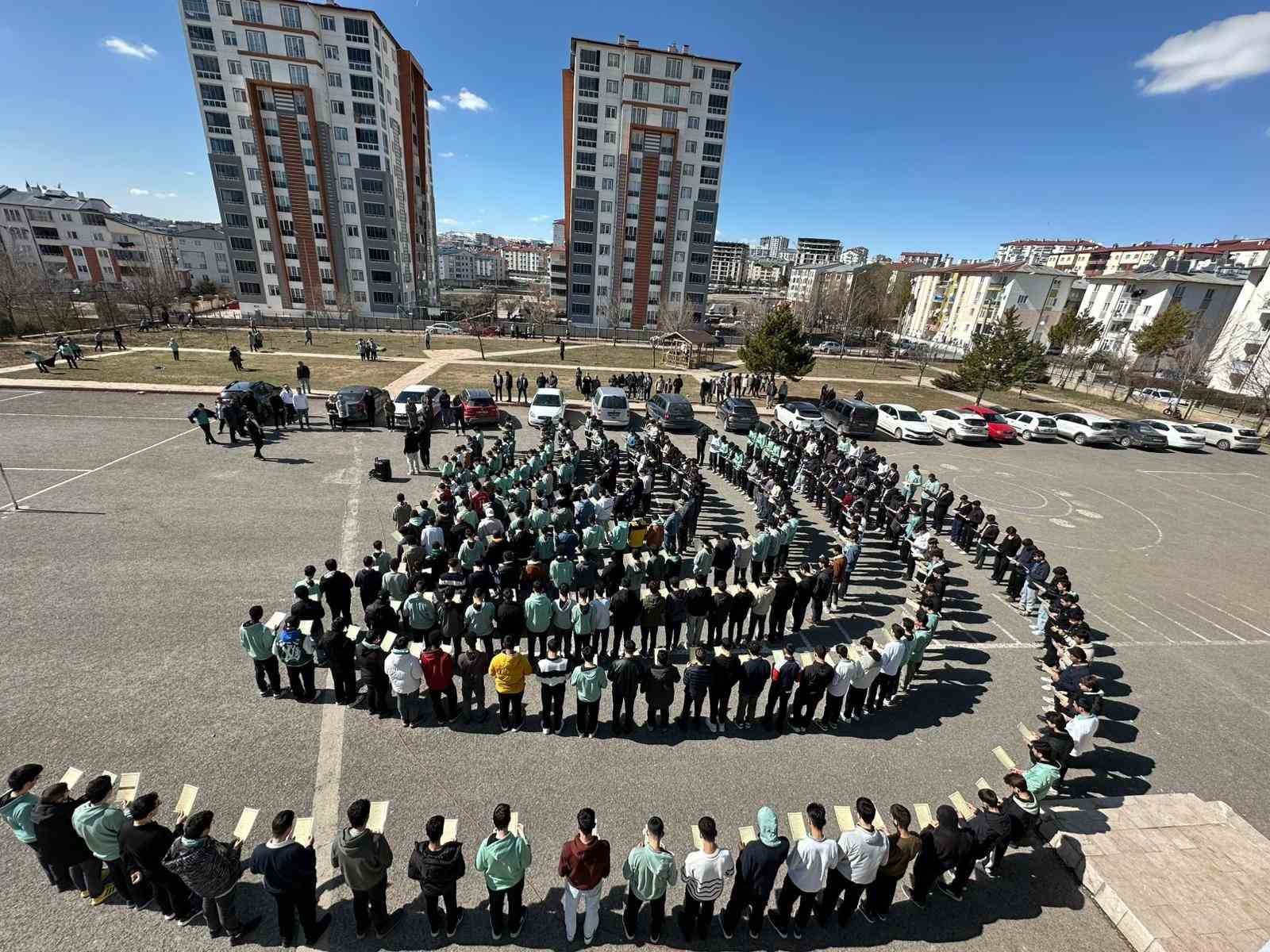 Sivas’ta 302 genç aynı anda Kuran-ı Kerim’i hatim etti
