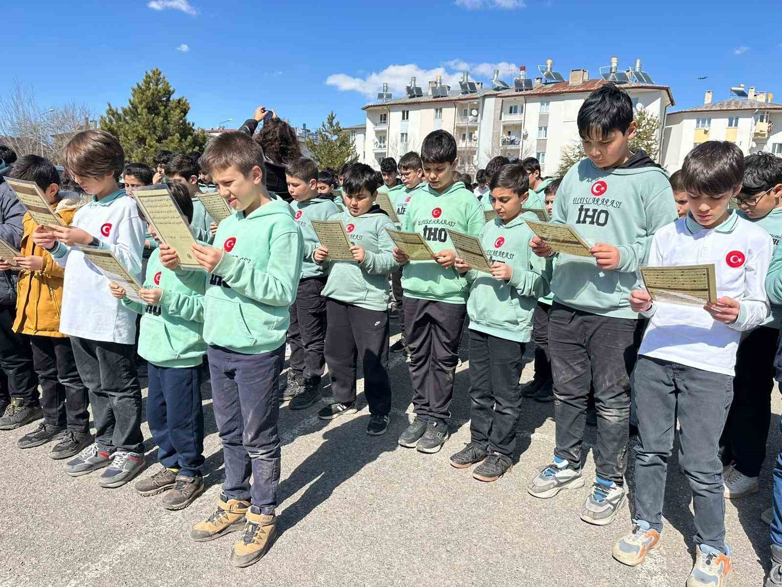 Sivas’ta 302 genç aynı anda Kuran-ı Kerim’i hatim etti
