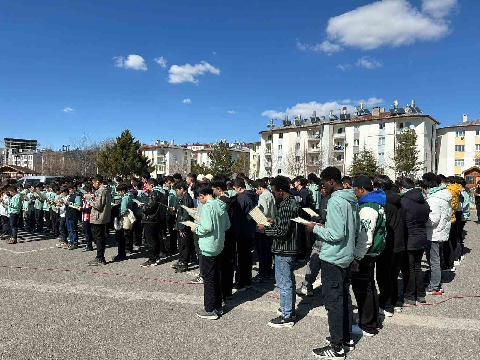 Sivas’ta 302 genç aynı anda Kuran-ı Kerim’i hatim etti
