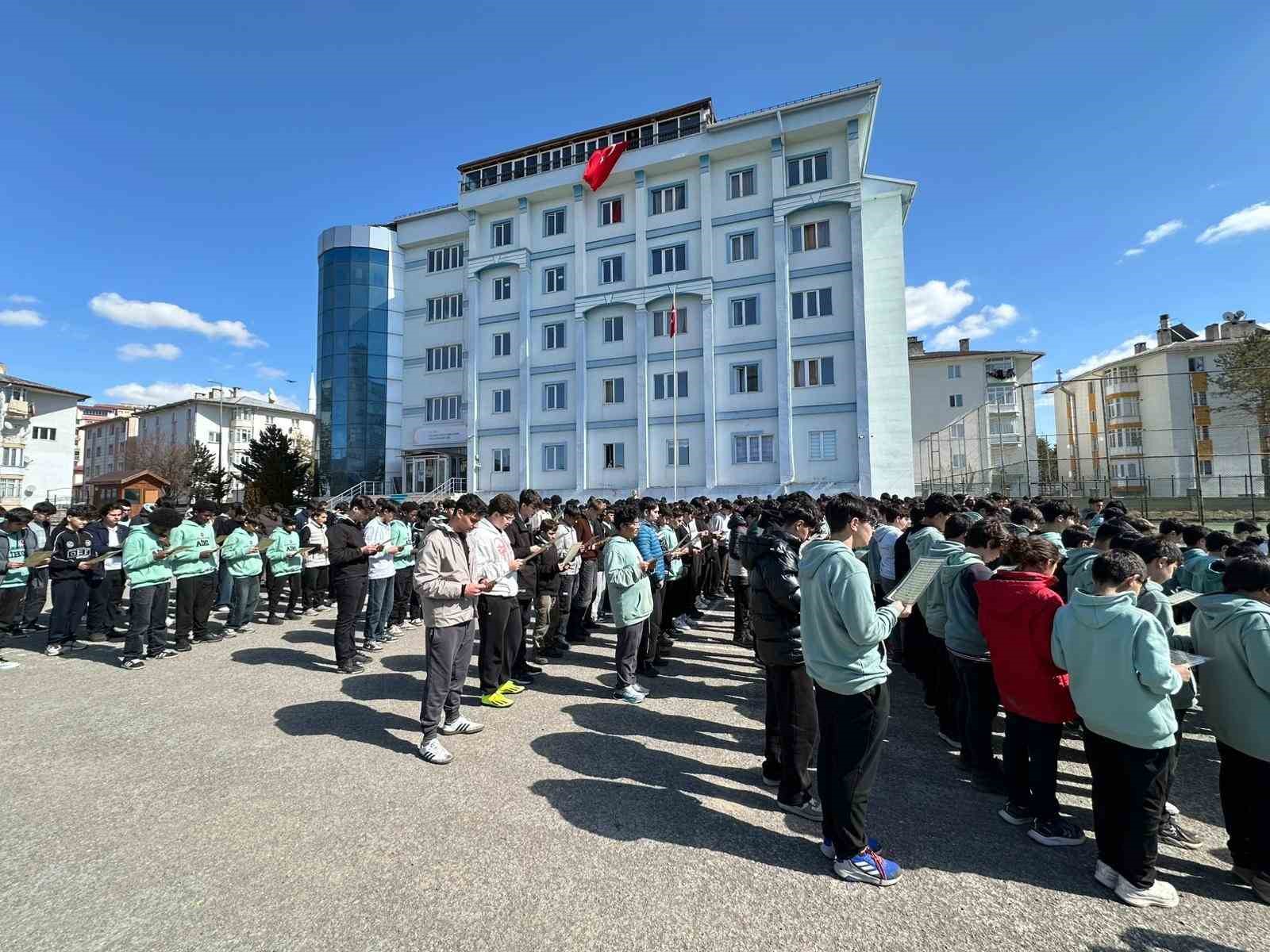 Sivas’ta 302 genç aynı anda Kuran-ı Kerim’i hatim etti
