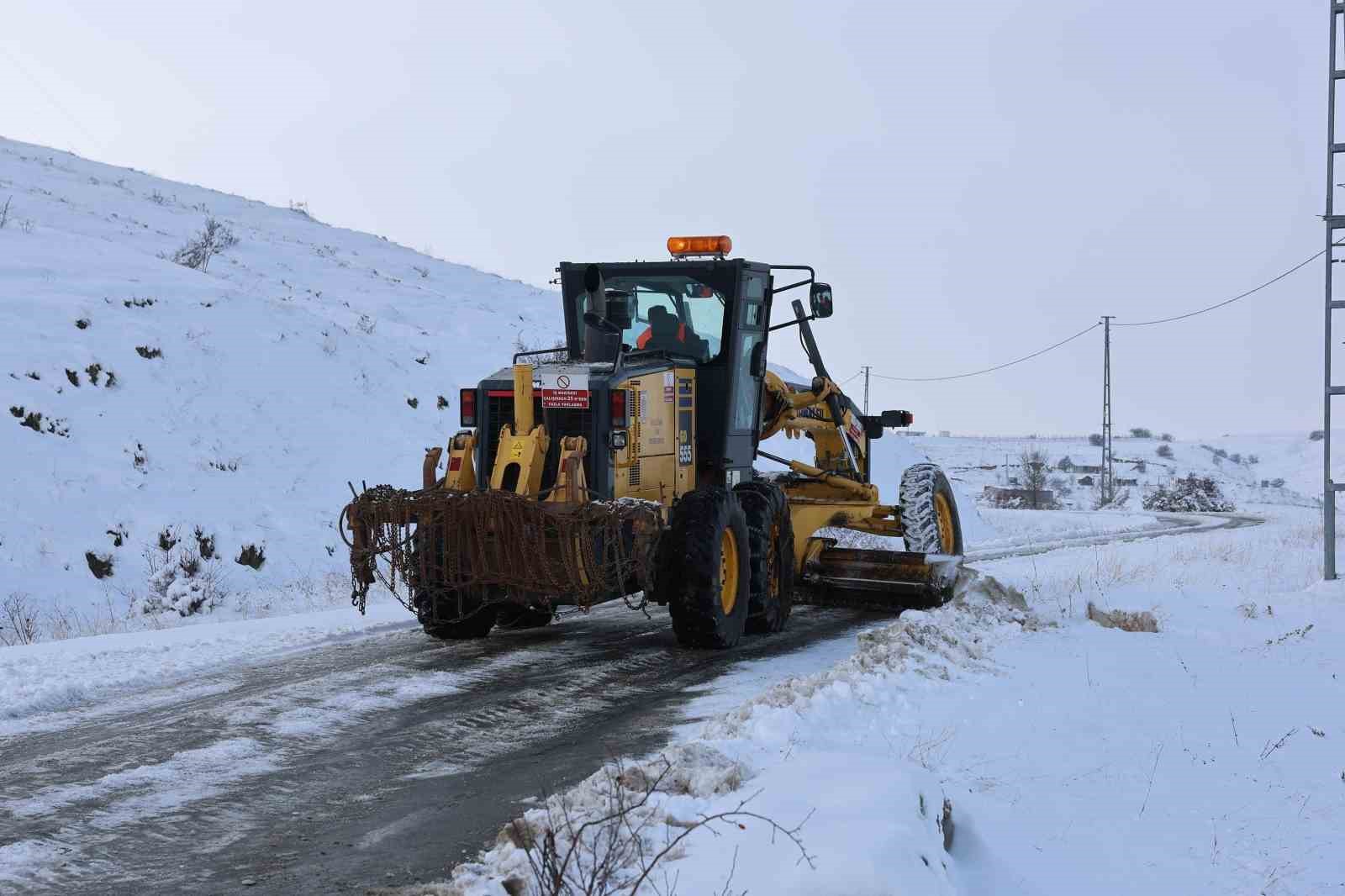 Sivas’ta 493 yerleşim yerinin yolu ulaşıma kapalı
