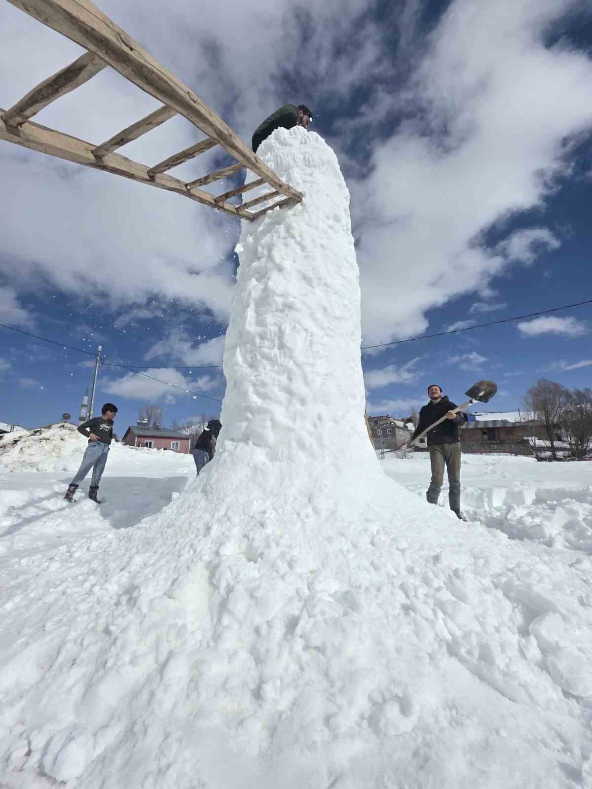 Sivas’ta 8 metre uzunluğundaki kardan adam kuleyi andırdı

