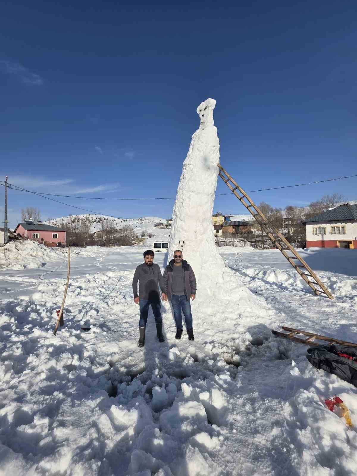 Sivas’ta 8 metre uzunluğundaki kardan adam kuleyi andırdı

