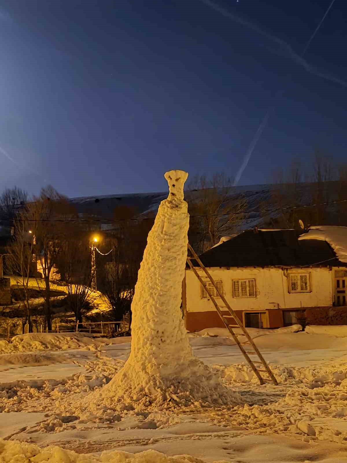Sivas’ta 8 metre uzunluğundaki kardan adam kuleyi andırdı
