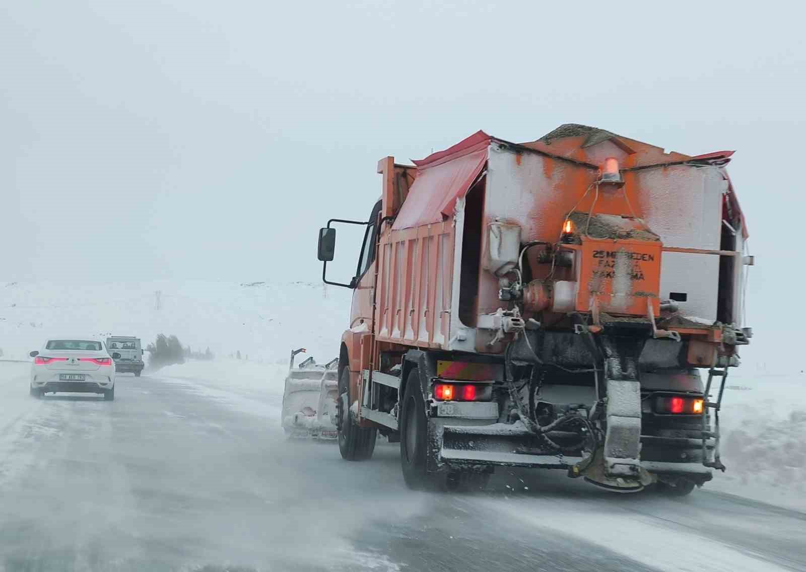 Sivas’ta 800 yerleşim yeriyle araç ulaşımı sağlanamıyor

