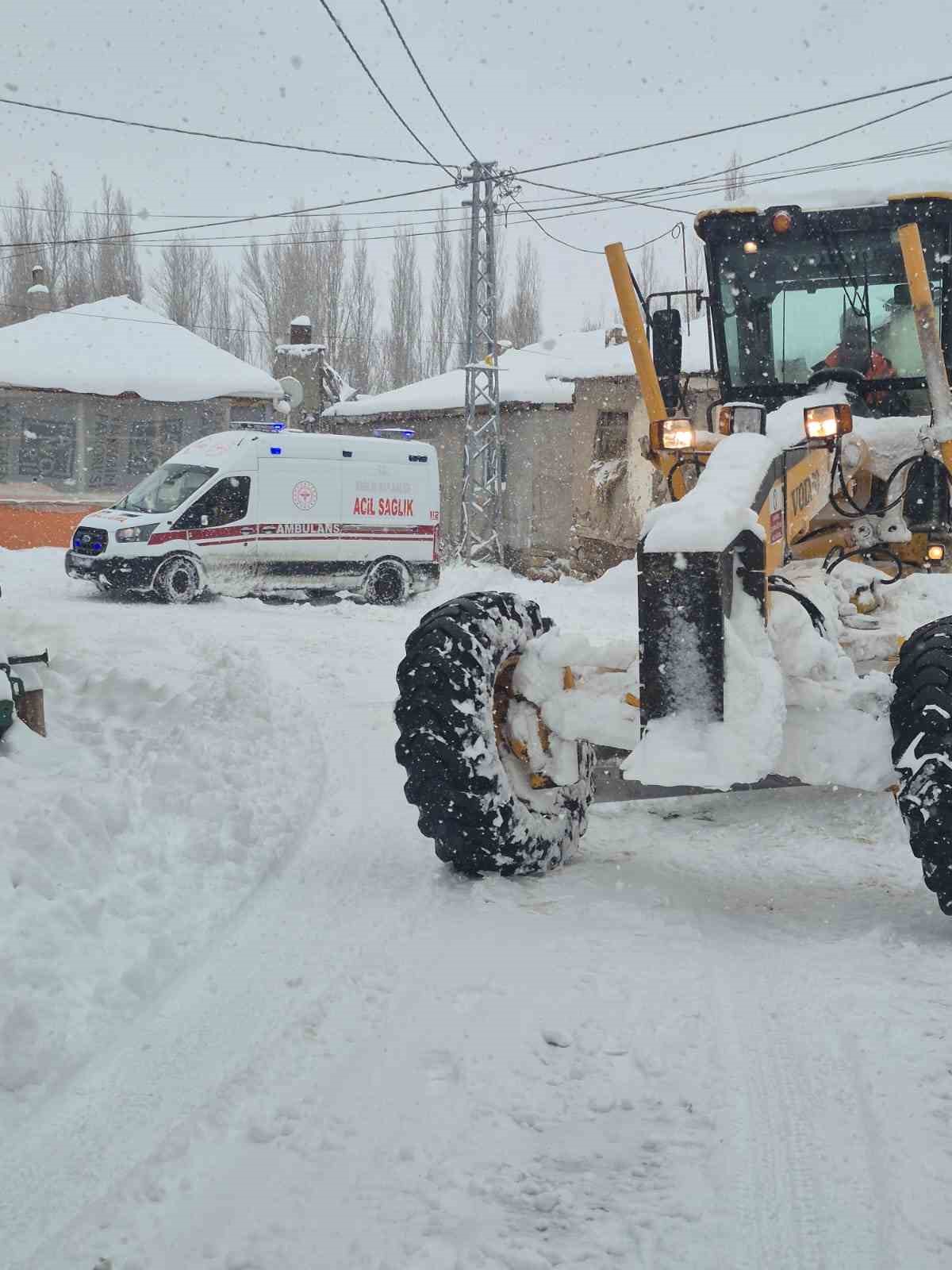 Sivas’ta 850’e yakın köy yolu araç ulaşımına kapandı
