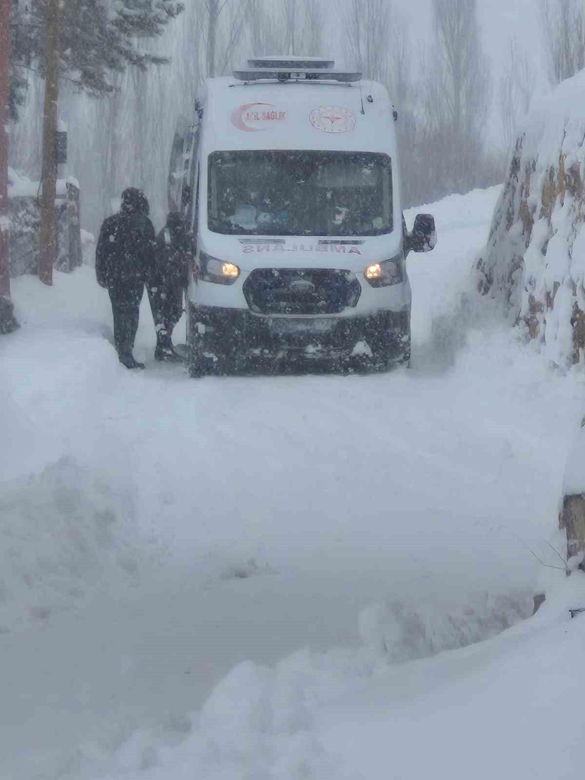 Sivas’ta 850’e yakın köy yolu araç ulaşımına kapandı
