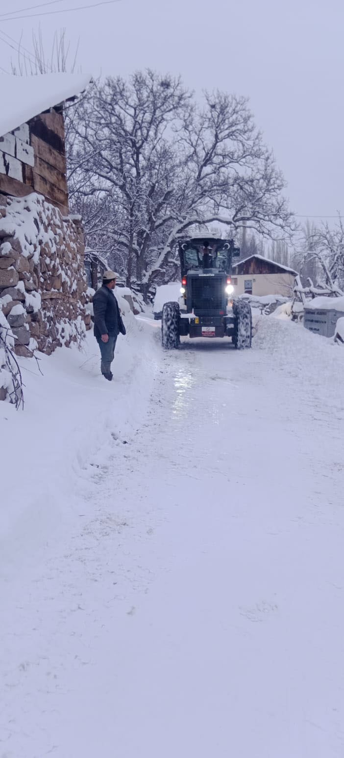 Sivas’ta 850’e yakın köy yolu araç ulaşımına kapandı
