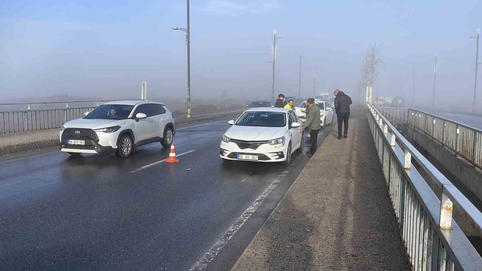 Sivas’ta buzlanma zincirleme kazaya neden oldu, çok sayıda araç birbirine girdi
