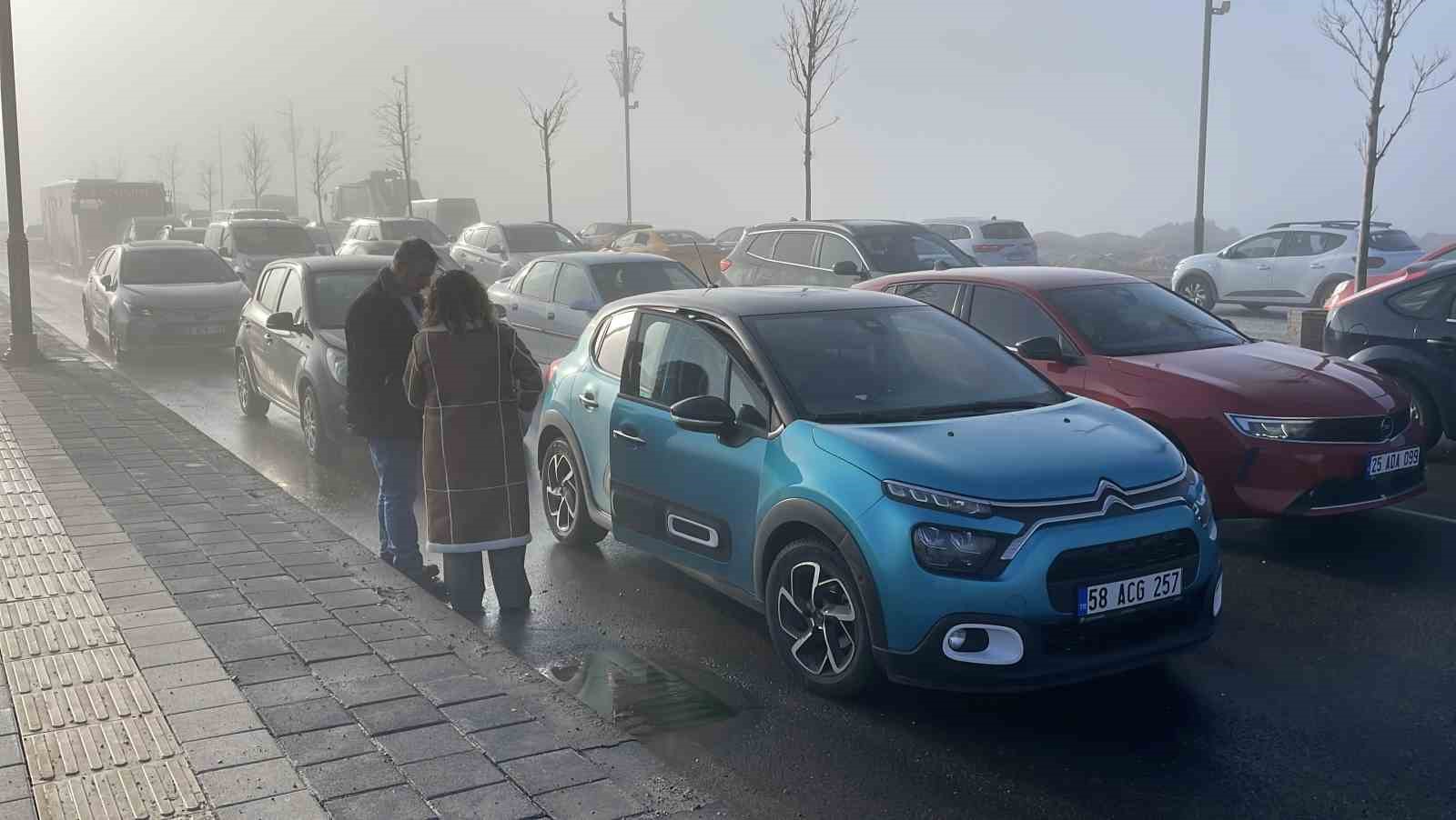 Sivas’ta buzlanma zincirleme kazaya neden oldu, çok sayıda araç birbirine girdi
