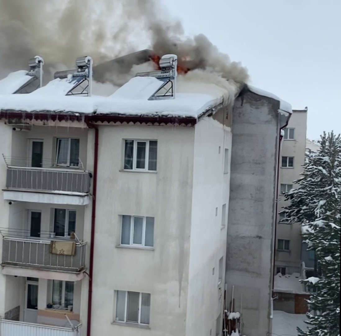 Sivas’ta çatıda çıkan yangın paniğe neden oldu
