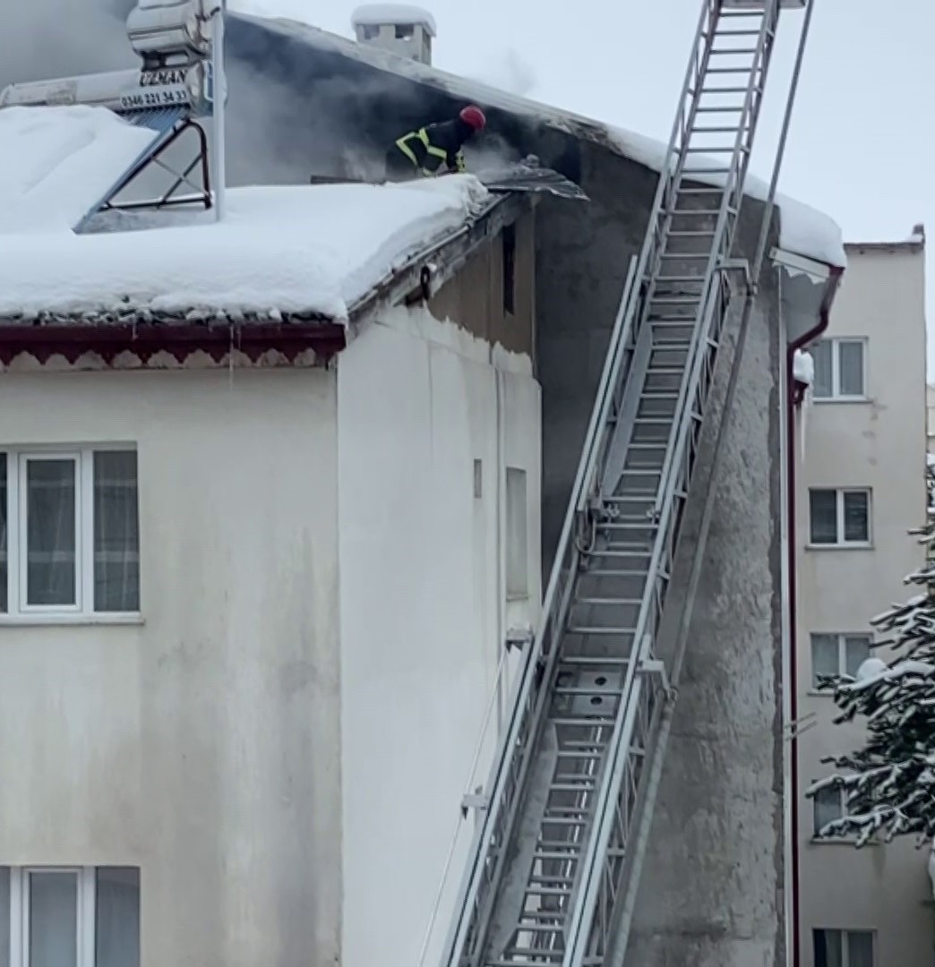 Sivas’ta çatıda çıkan yangın paniğe neden oldu
