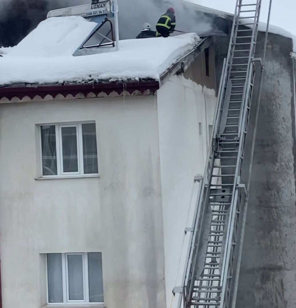 Sivas’ta çatıda çıkan yangın paniğe neden oldu
