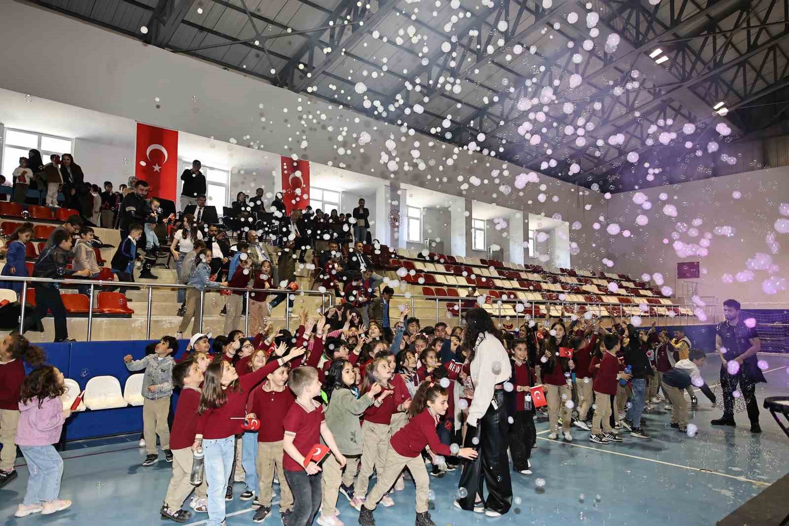 Sivas’ta çocuklar halk oyunlarıyla buluştu
