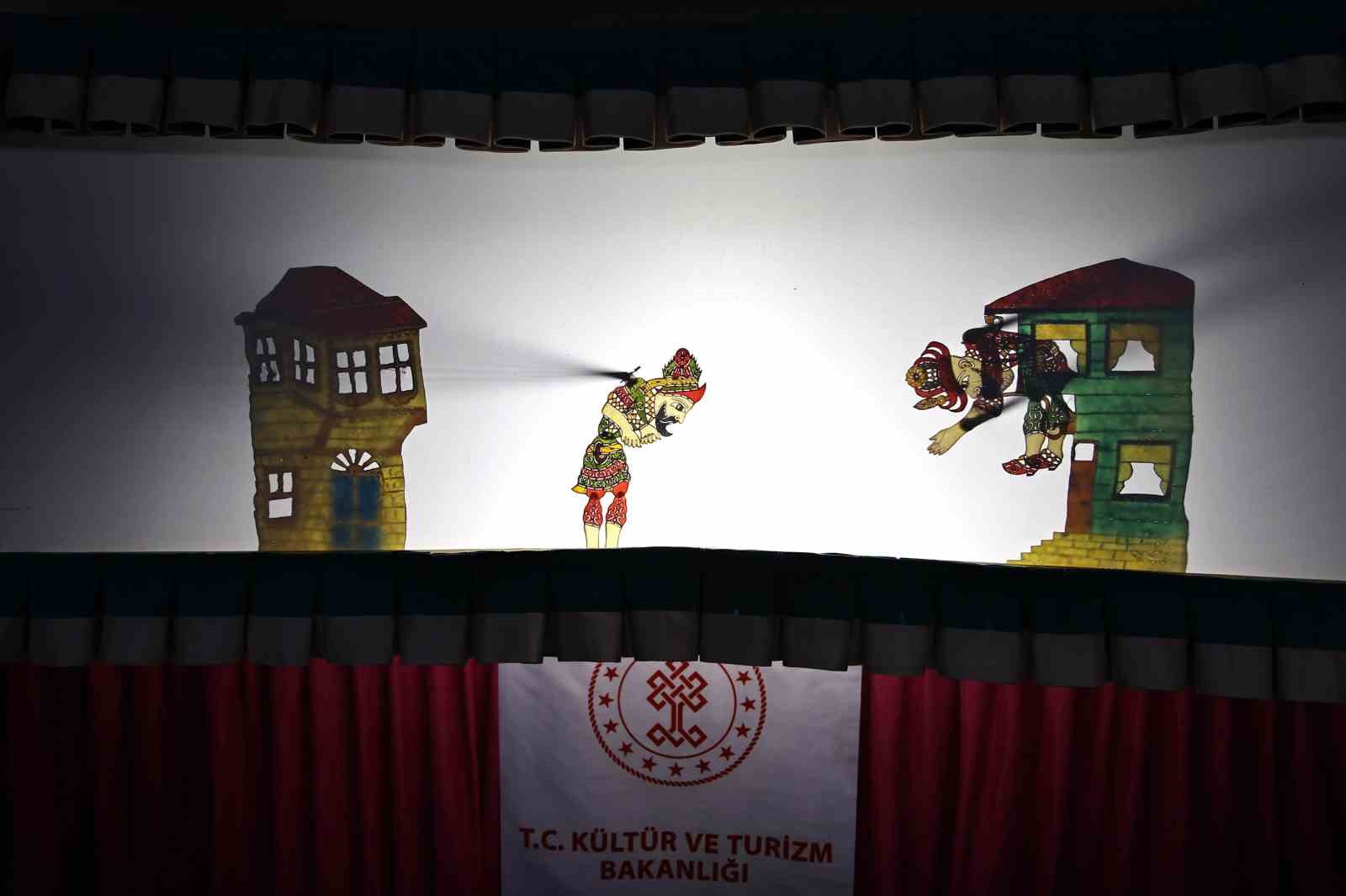 Sivas’ta çocuklar halk oyunlarıyla buluştu
