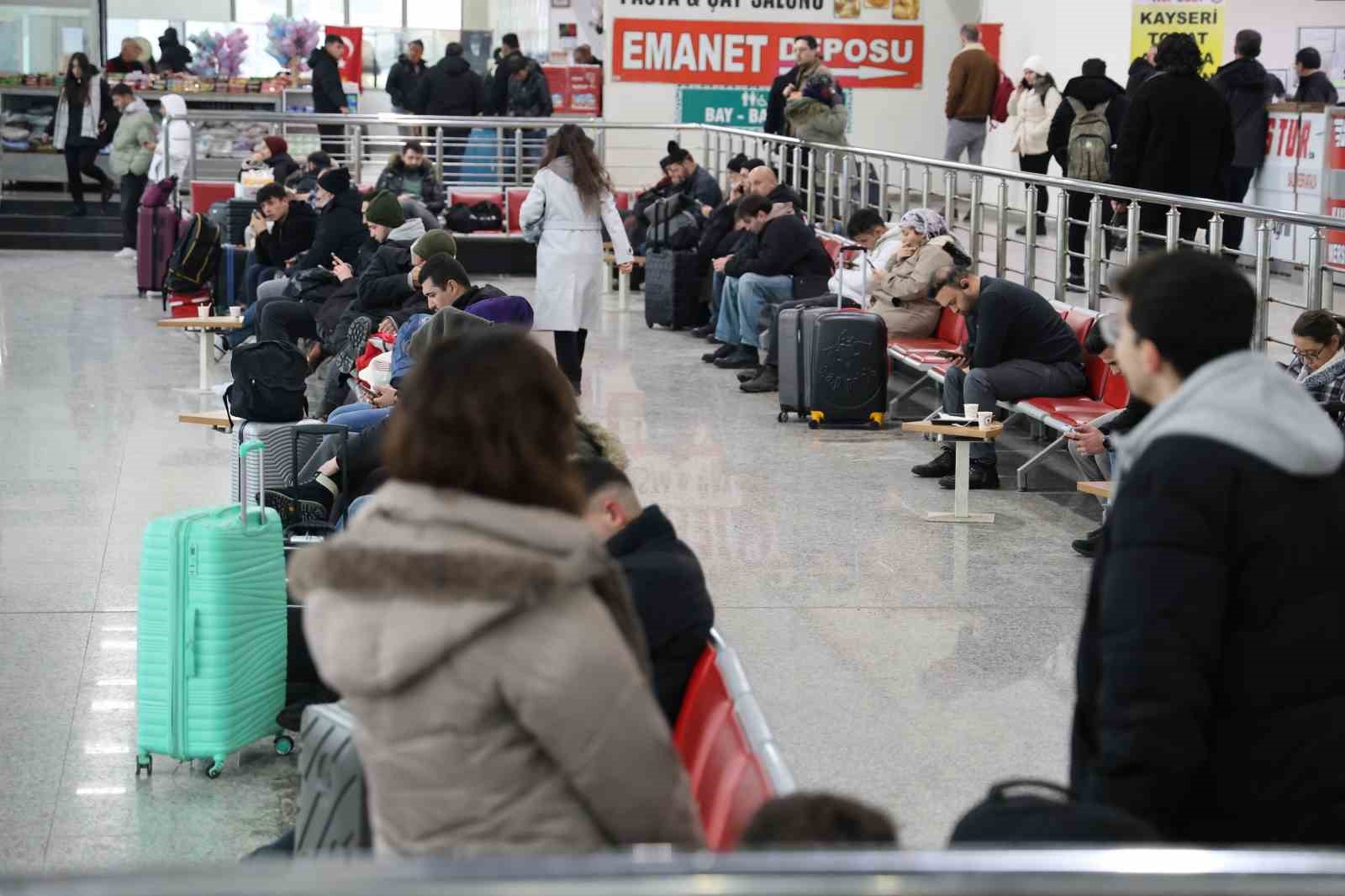 Sivas’ta etkili olan kar, hayatı durma noktasına getirdi
