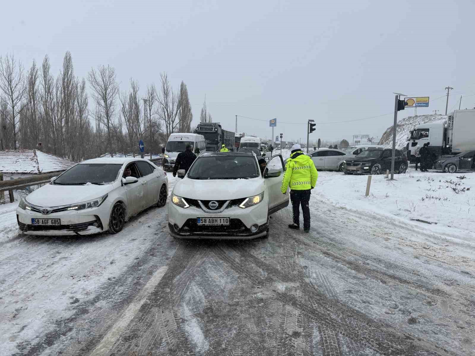 Sivas’ta etkili olan kar, hayatı durma noktasına getirdi
