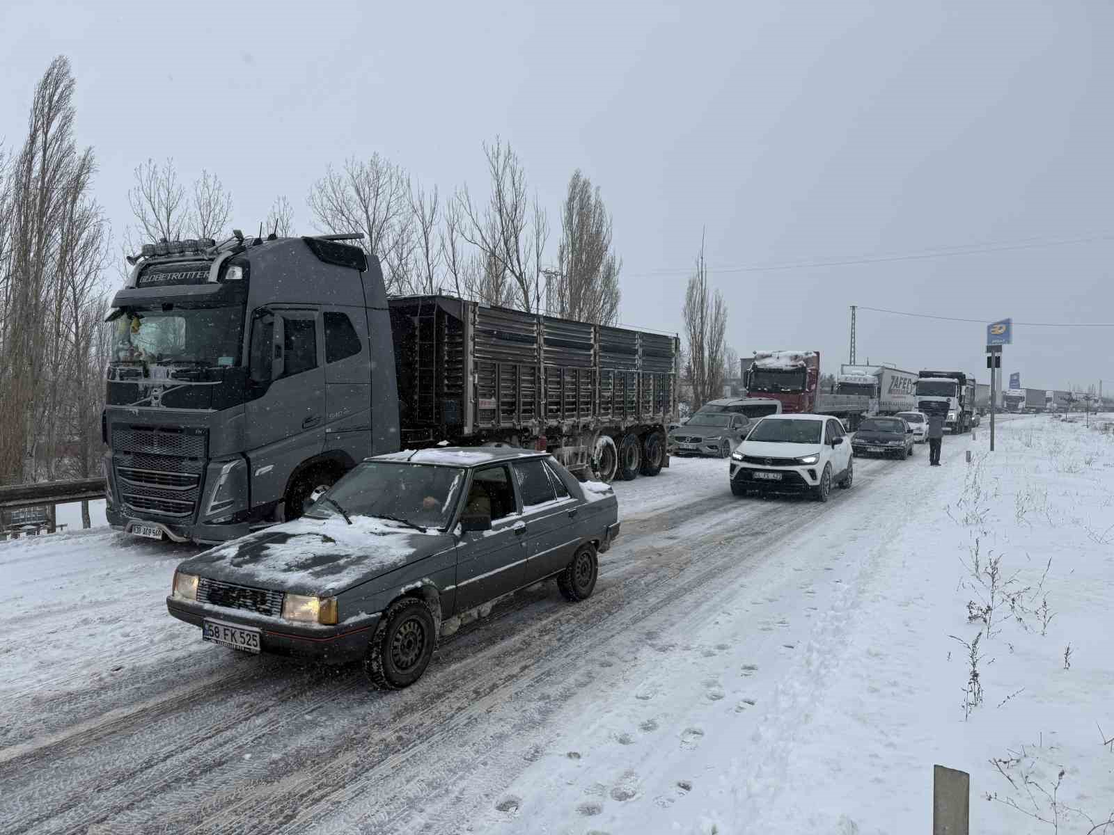 Sivas’ta etkili olan kar, hayatı durma noktasına getirdi
