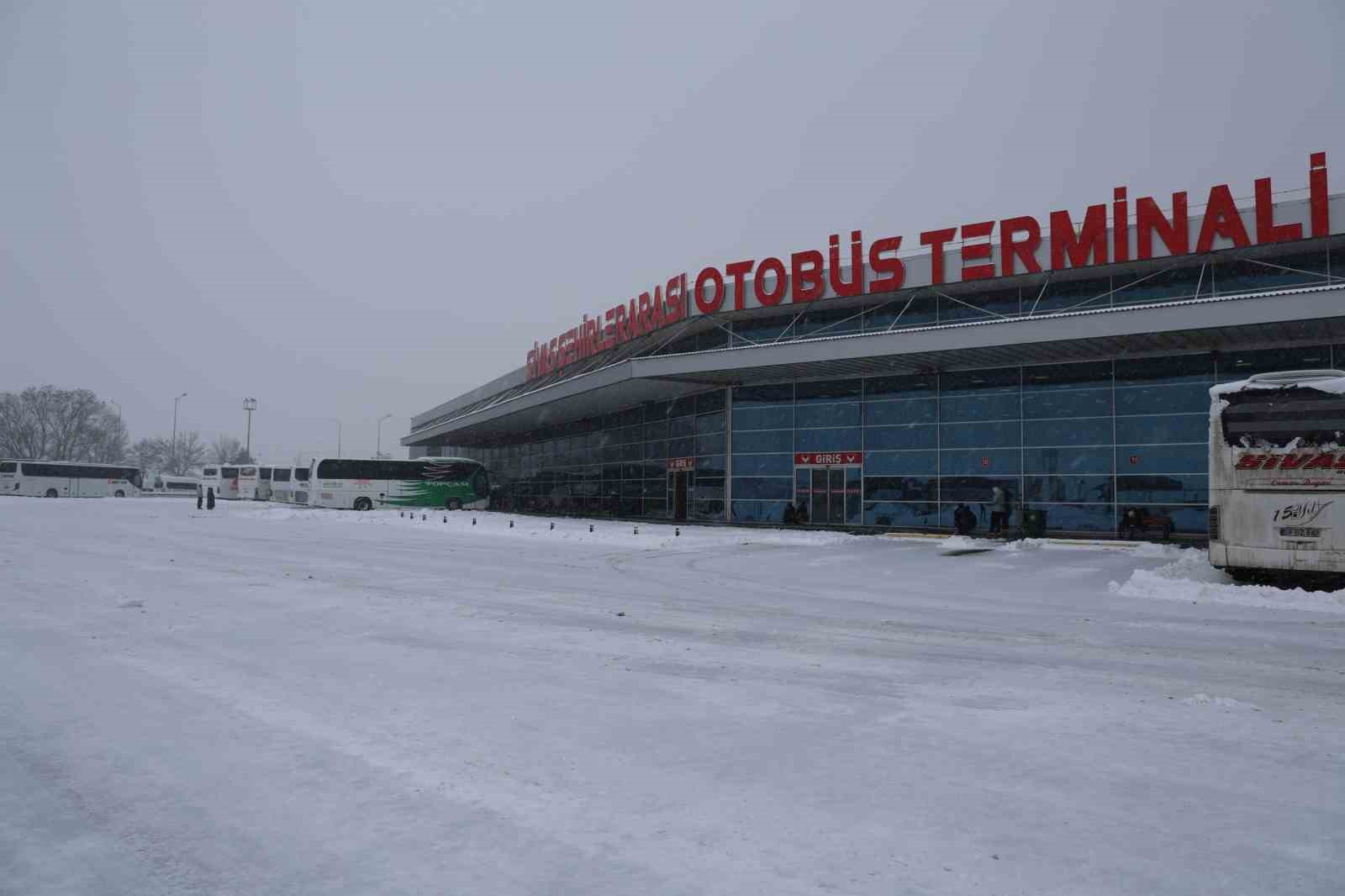 Sivas’ta etkili olan kar, hayatı durma noktasına getirdi
