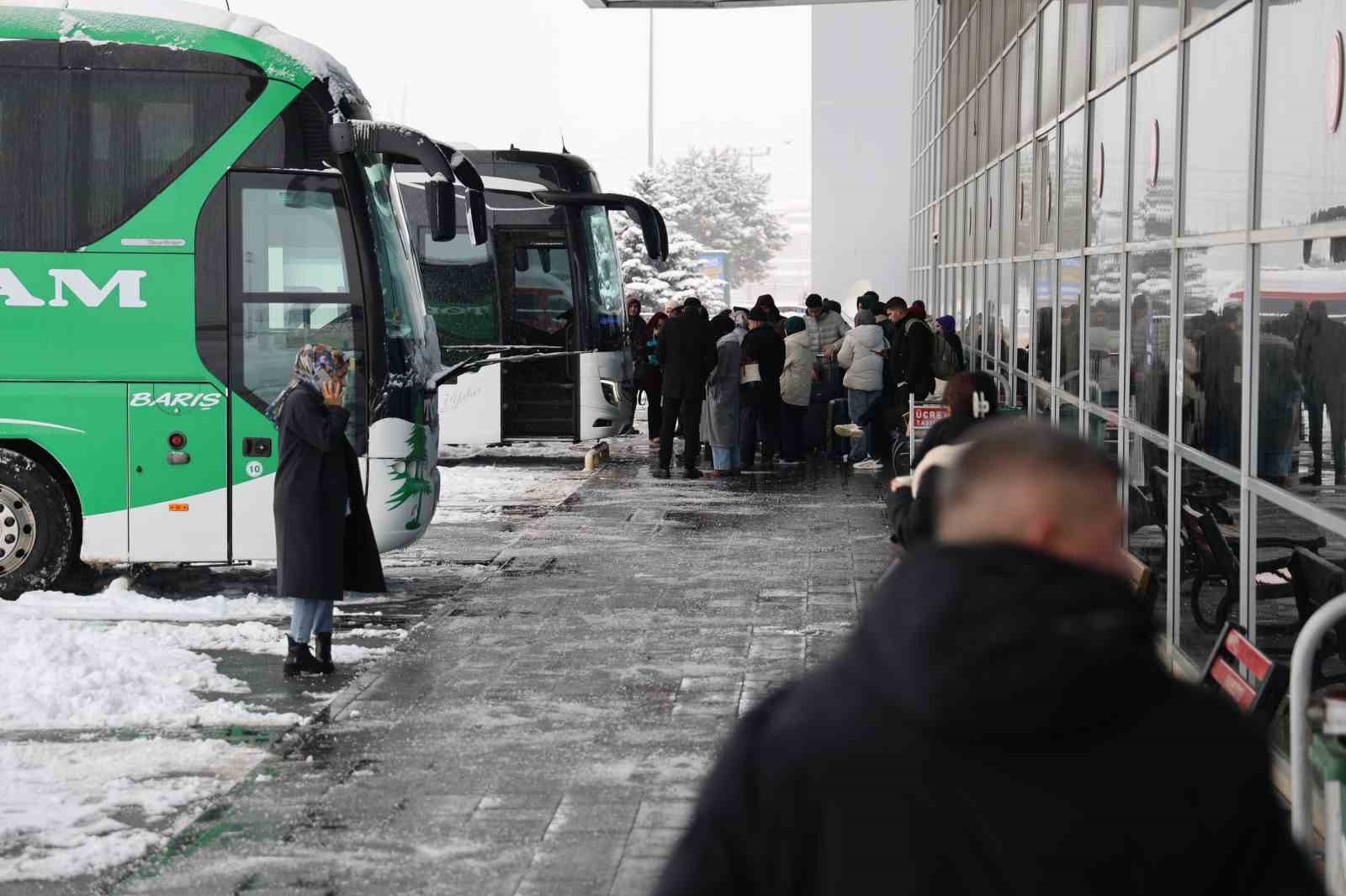 Sivas’ta etkili olan kar, hayatı durma noktasına getirdi
