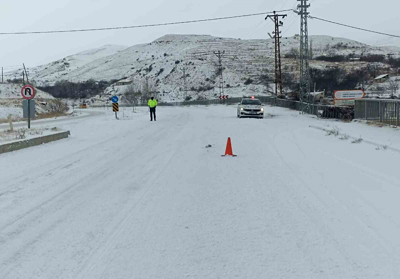 Sivas’ta etkili olan kar ulaşımda aksamalara neden oldu
