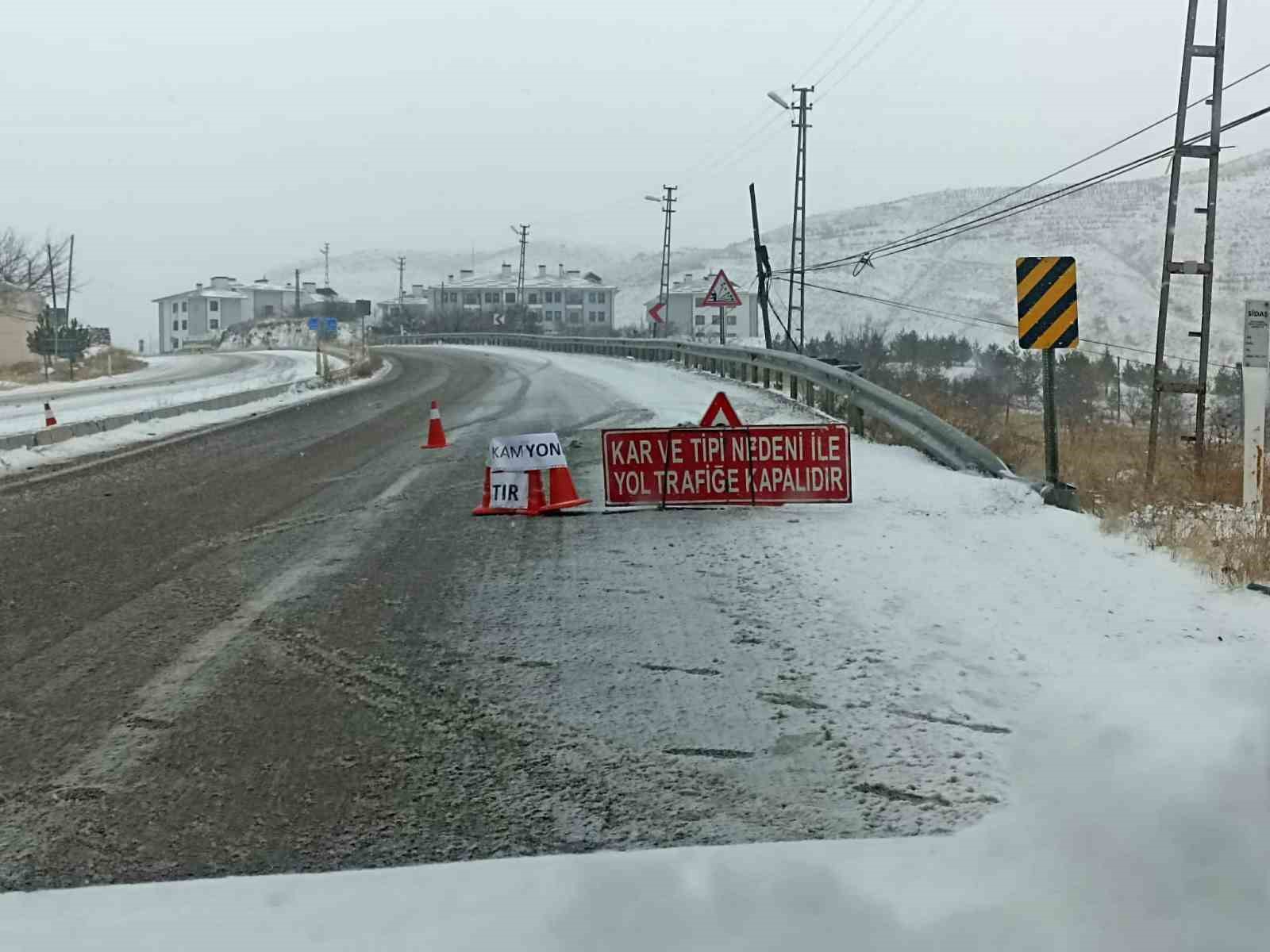 Sivas’ta etkili olan kar ulaşımda aksamalara neden oldu
