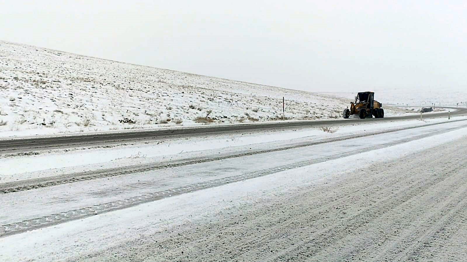 Sivas’ta etkili olan kar ulaşımda aksamalara neden oldu
