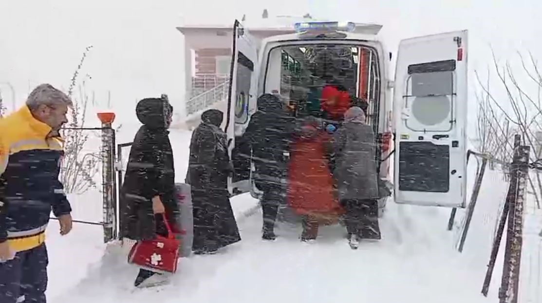 Sivas’ta hamile kadın rahatsızlandı, kapanan yolu açmak için ekipler seferber oldu
