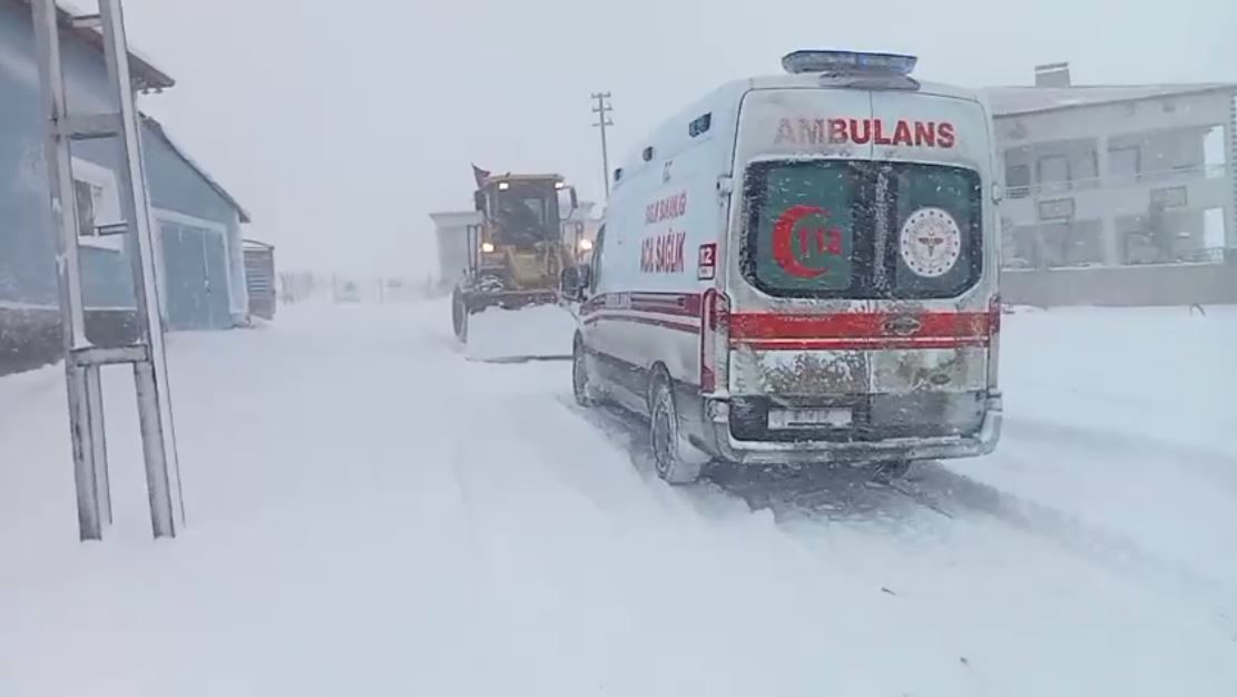 Sivas’ta hamile kadın rahatsızlandı, kapanan yolu açmak için ekipler seferber oldu
