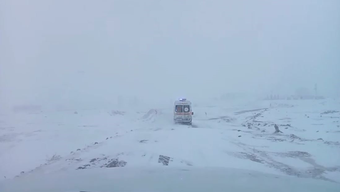 Sivas’ta hamile kadın rahatsızlandı, kapanan yolu açmak için ekipler seferber oldu
