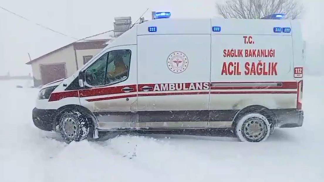 Sivas’ta hamile kadın rahatsızlandı, kapanan yolu açmak için ekipler seferber oldu

