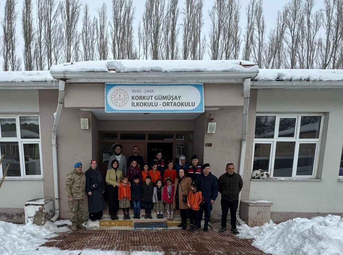 Sivas’ta jandarmadan öğrencilere karne sürprizi
