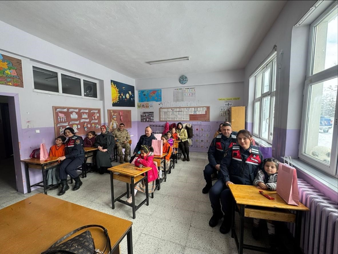 Sivas’ta jandarmadan öğrencilere karne sürprizi
