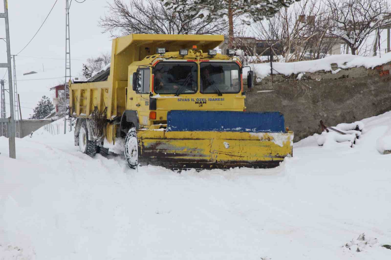 Sivas’ta kar engeline takılan hasta için ekipler seferber oldu
